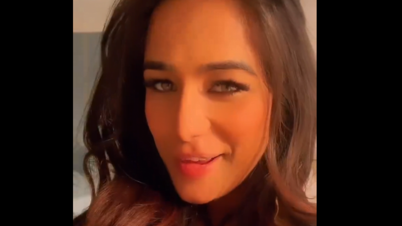 Remembering Poonam Pandey 2024 A Life Cut Short By Cervical Cancer Hindi Movierelatecom 